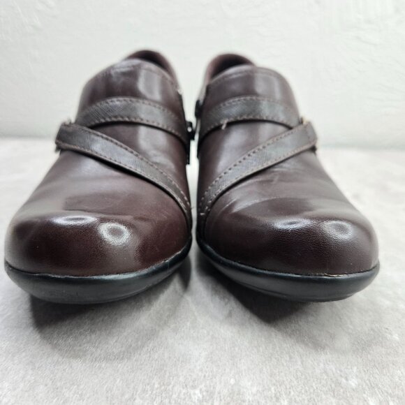 Clarks Comfort Ankle Booties Sz 7 Brown Leather Low Heel Preppy Work Shoe Boots - Picture 3 of 11